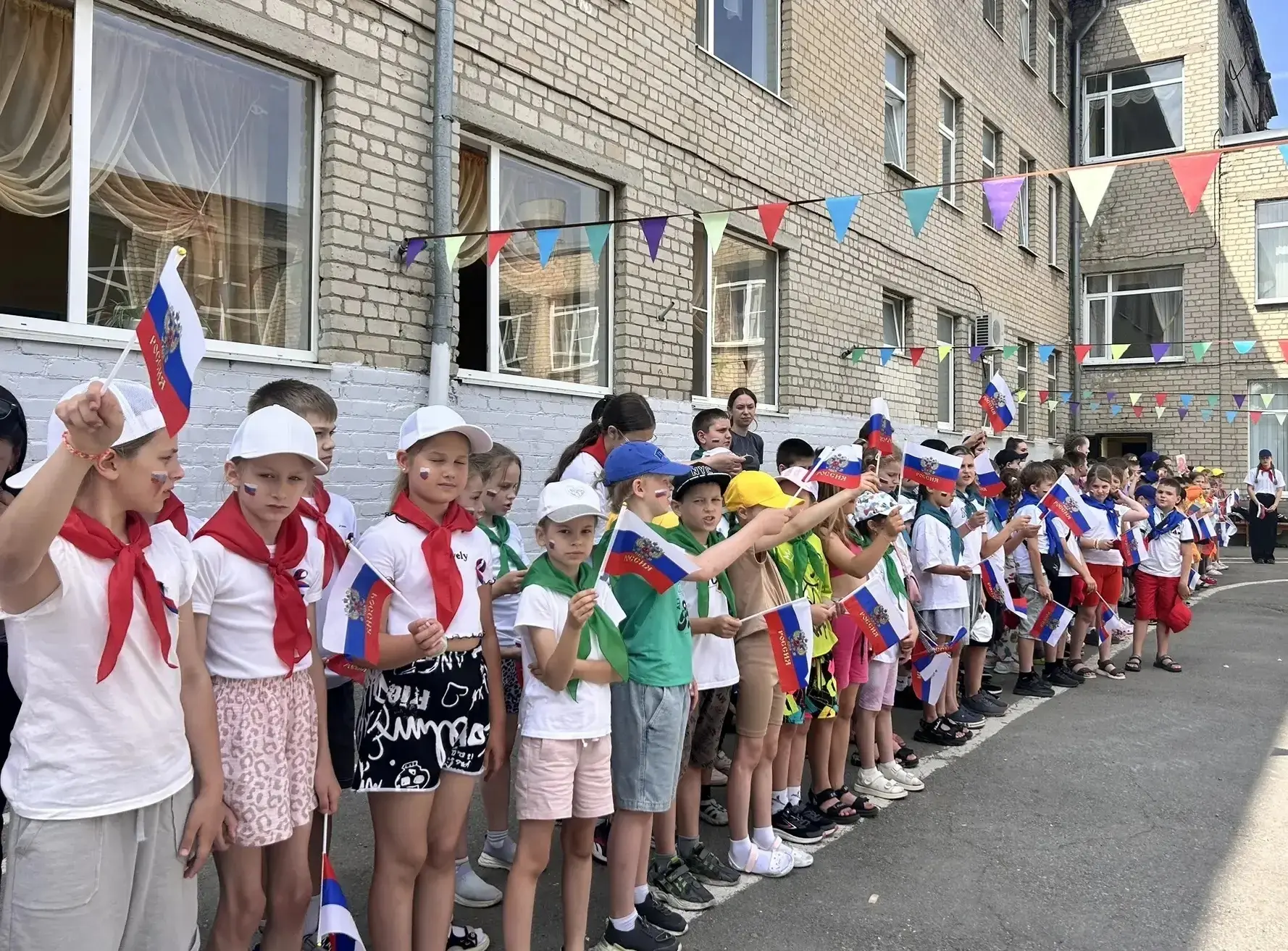 🇷🇺 «Солнечная страна» встретила День России патриотично и творчески!

Сегодня в преддверии главног