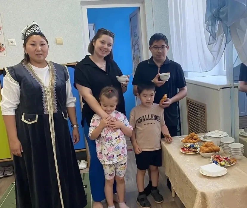 В преддверии Дня Калмыкии сегодня утром встретили родителей и ребят калмыцким чаем и бо...