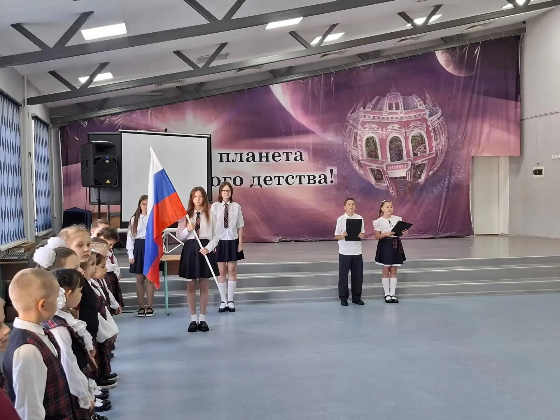 🇷🇺Сегодняшнее утро в нашей школе началось с торжественной церемонии — поднятия Госуда...