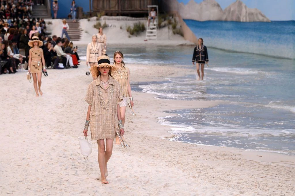 Chanel. Показ весенне-летней коллекции 2019 года

Демонстрируя коллекцию весны-лета 2019 года, Карл 