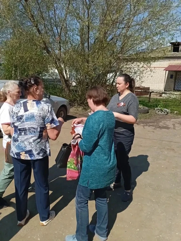 Сердцем к подвигу: сотрудники КЦСОН присоединились к акции «Георгиевская лента»
