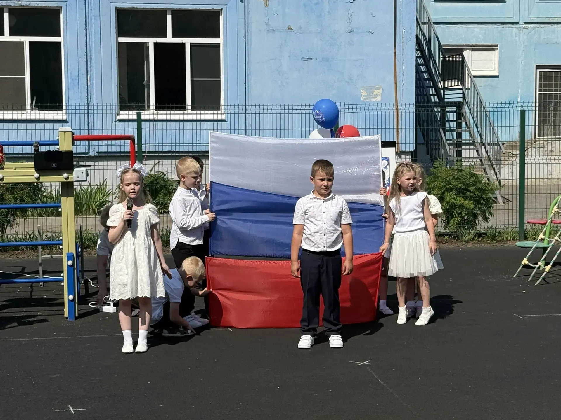 Россия — Родина моя! ❤️🇷🇺

Вчера, 11 июня, наш детский сад расцвёл цветами триколора! Мы отметили 