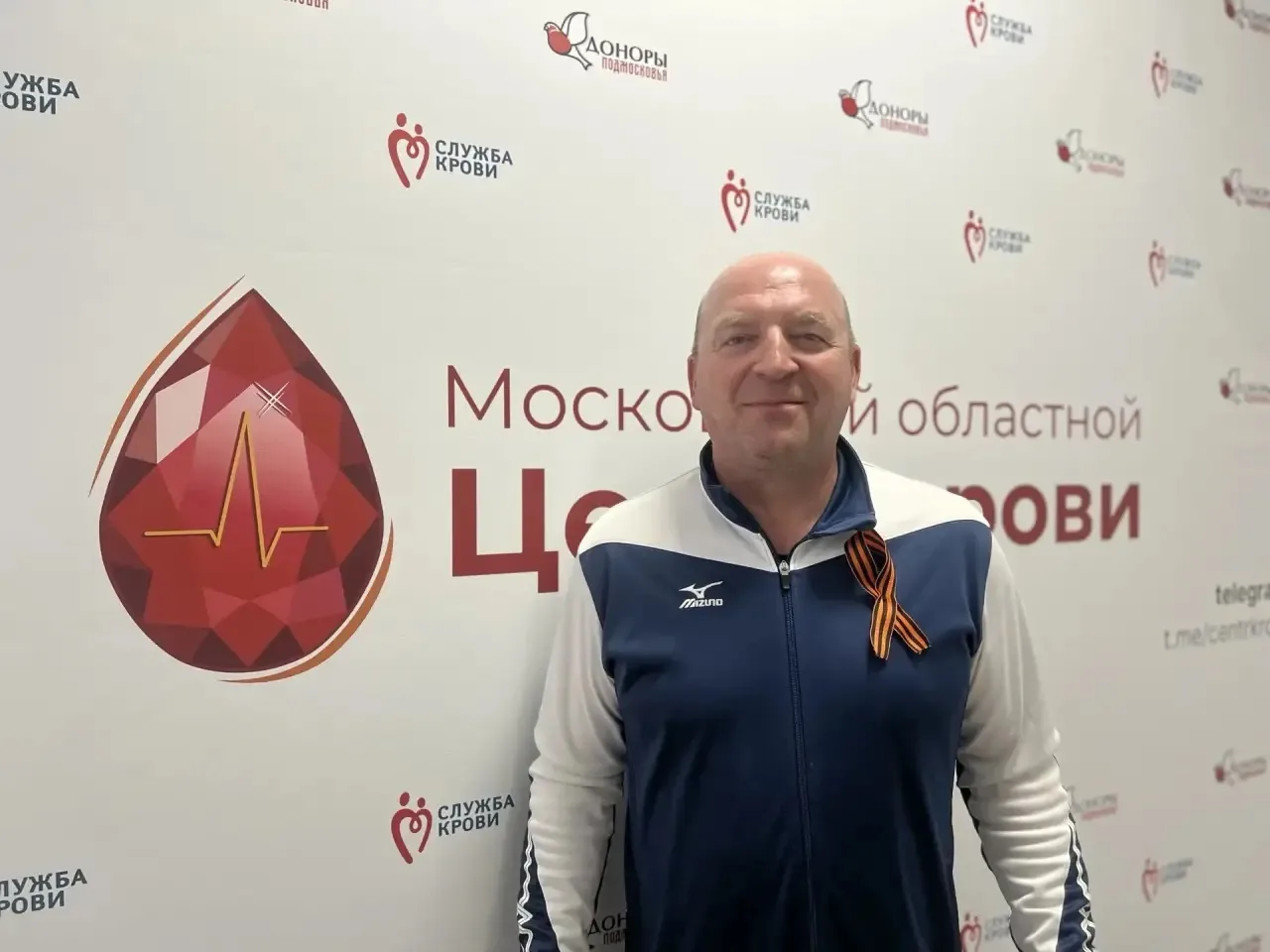 Центр крови вручил донорам Подмосковья георгиевские ленточки в канун Дня Победы  🕊️Сотрудники Москов
