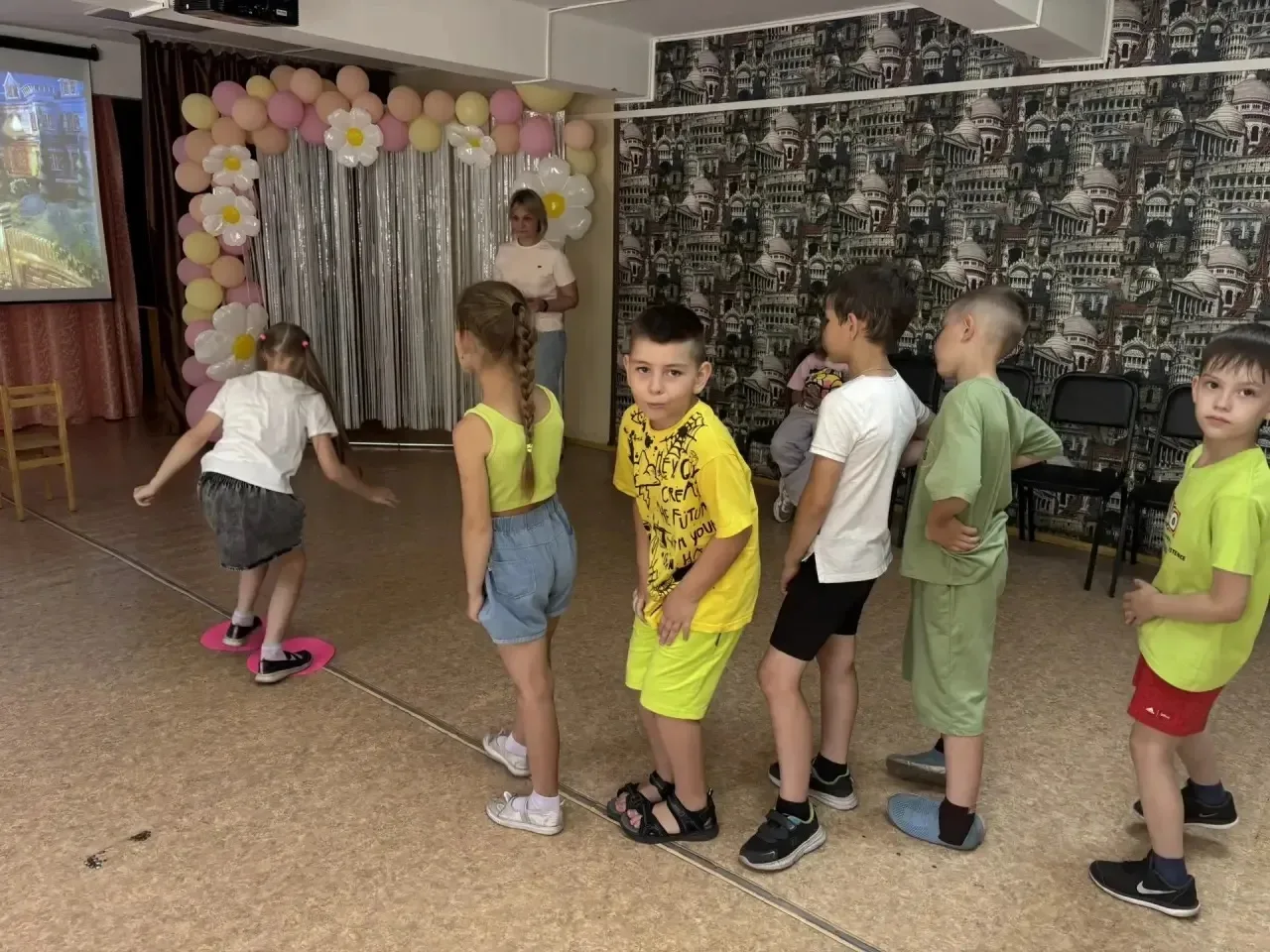 15 июня в нашем лагере прошёл насыщенно и весело! 🎉

☀️ С утра ребята отправились в детскую библиот