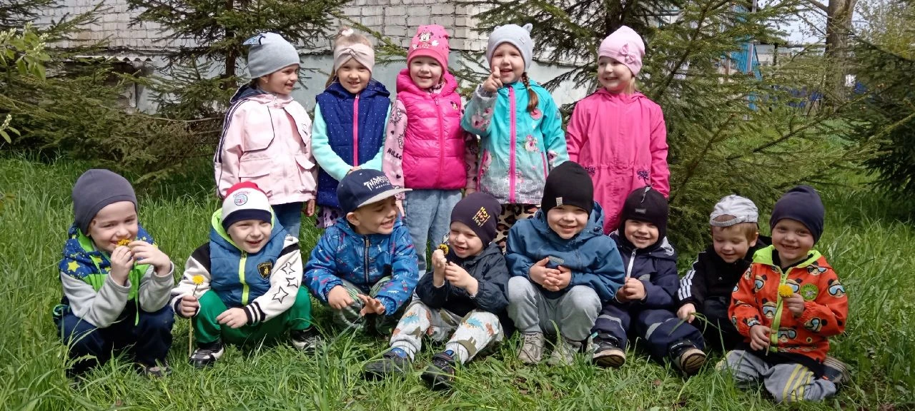 Сегодня в группе "Капельки"  дети вели наблюдения за растениями на территории детского ...
