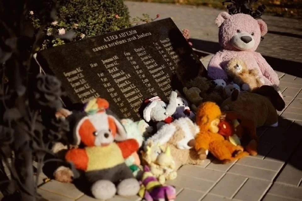 Аллея Ангелов

27 июля - День, когда мы замолкаем, чтобы услышать тишину. Тишину, которой так и не у
