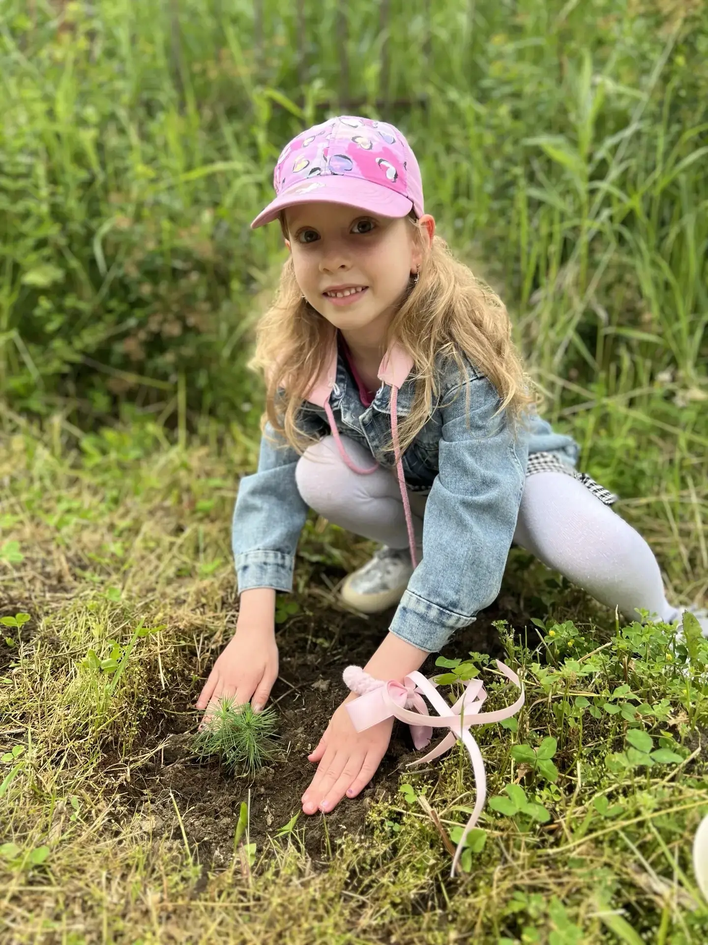 🌲 Наша новая традиция: Аллея выпускников! 🌲
Сегодня в нашем детском саду произошло по-настоящему в