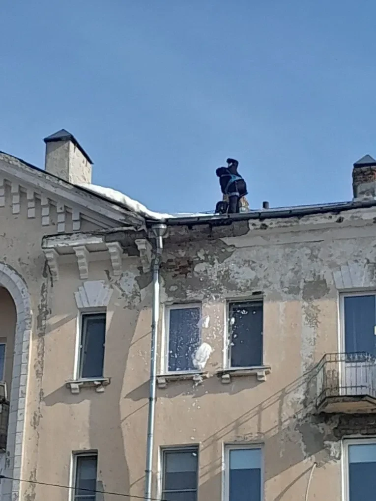 Выполнена чистка кровли от снега и наледи по ул. 3-го Интернационала, д. 64 с уборкой прилегающей те