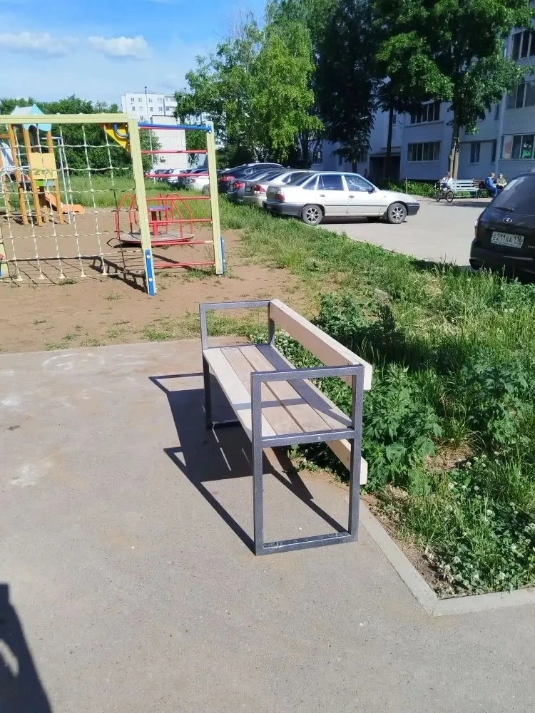 УК «Первый поселок» установила скамейку во дворе Советская 147, 149, а также провела по...