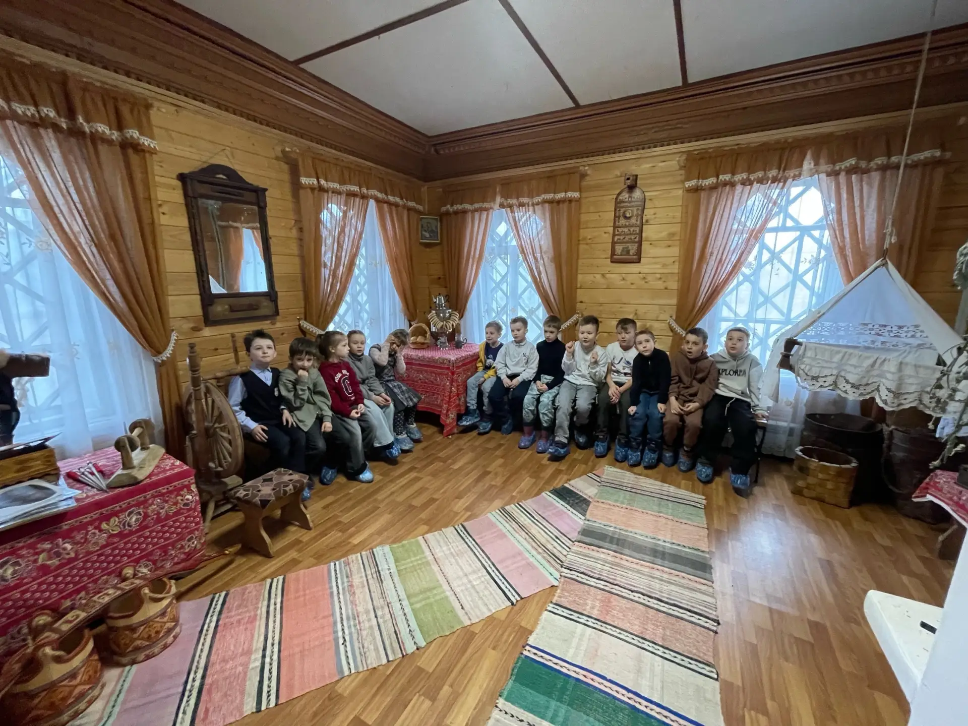 По прежнему дзержинские школы проявляют интерес к детской тематической программе "Изба,...