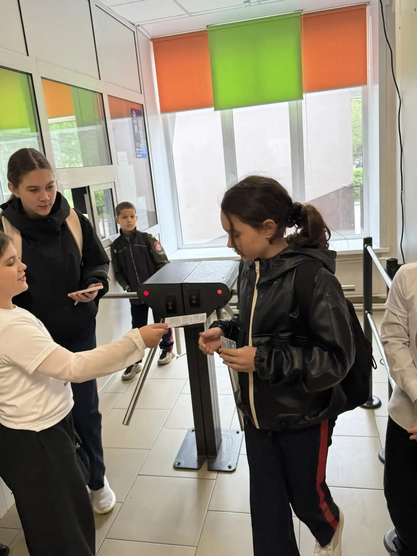 🚦 Дорога безопасности: акция от ЮИДД «Зелёный огонёк»  Сегодня отряд Юных инспекторов движения школы