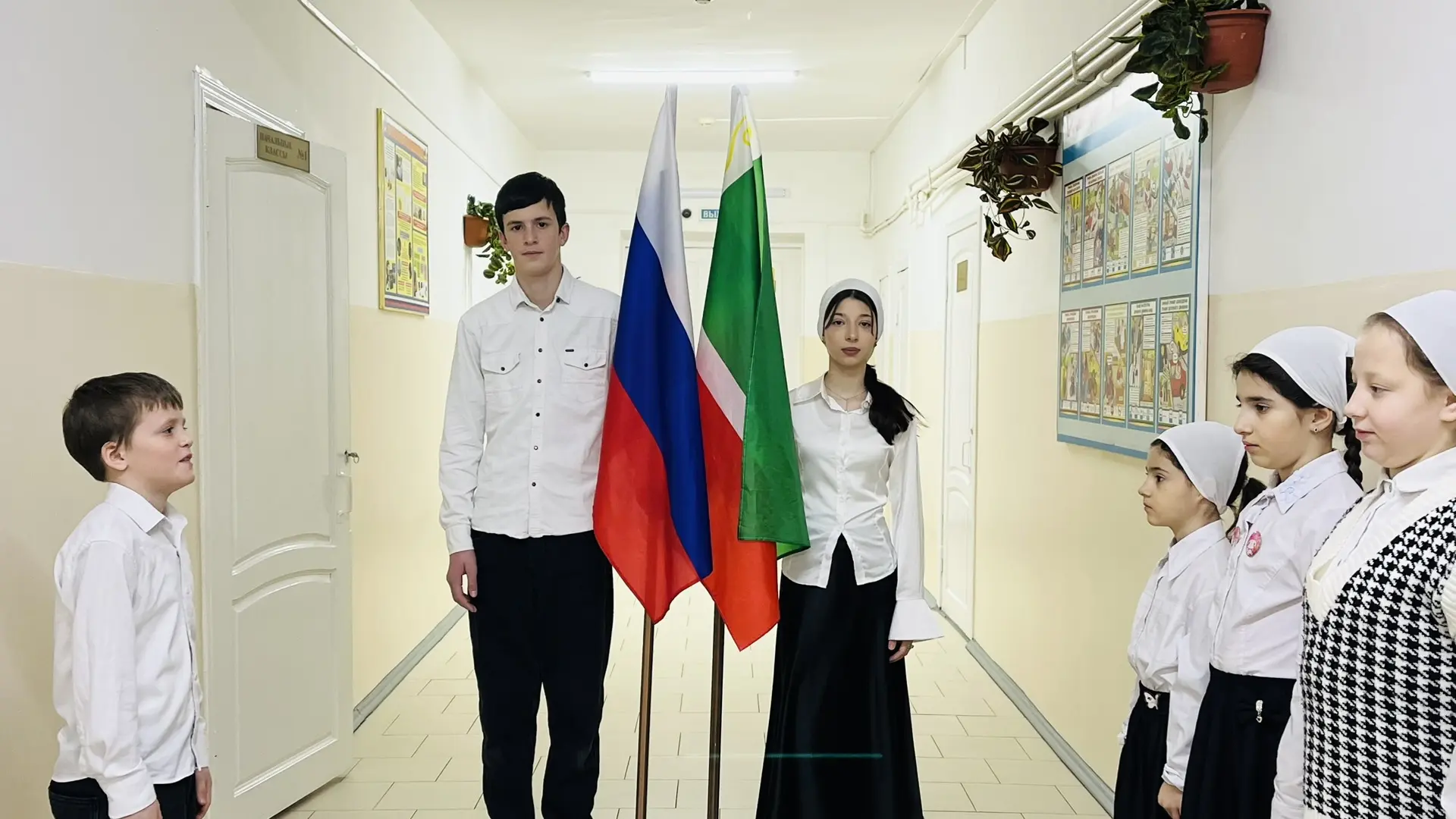 Новая неделя в нашей школе началась с  линейки и поднятия государственных флагов под гимны Российско