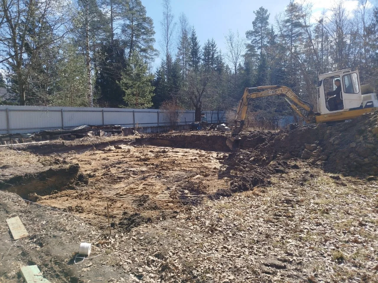 🏡 Готовим котлован для монолитной плиты под новый наш дом. Следующим этапов укладка геотекстиля и з
