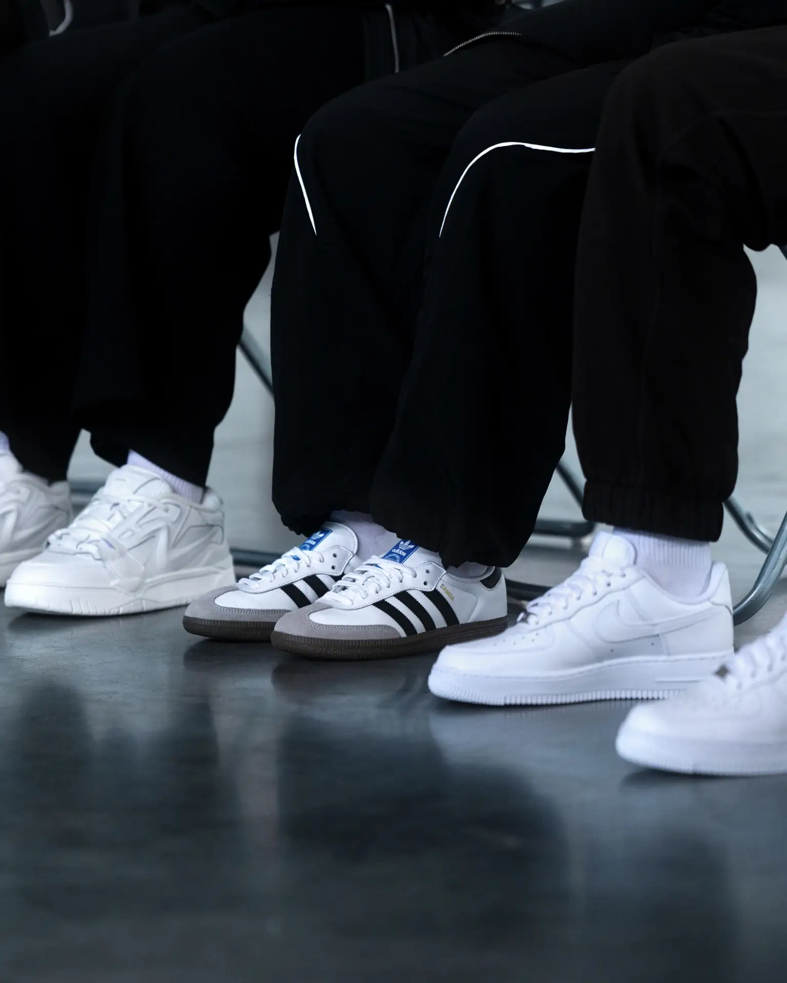Белые кеды и кроссовки — универсальная часть любого гардероба👟
