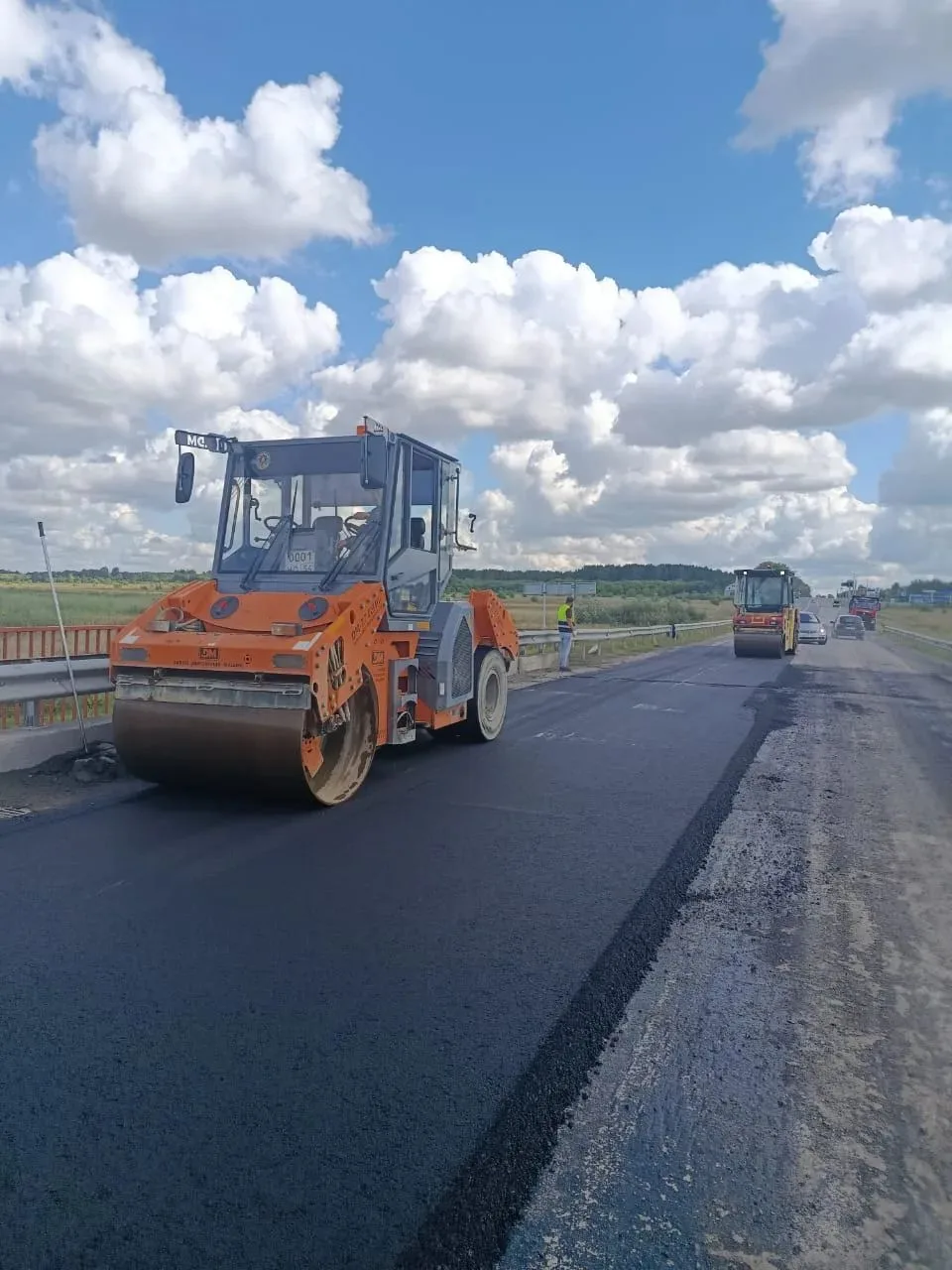 На мосту через реку Камышенка в Коченевском районе обновили асфальтобетонное покрытие