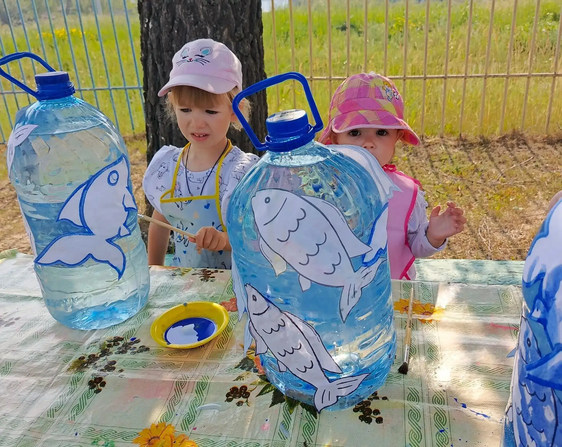 Сегодняшняя прогулка для малышей из группы "Сказка" превратилась в настоящее приключение! Вместо при