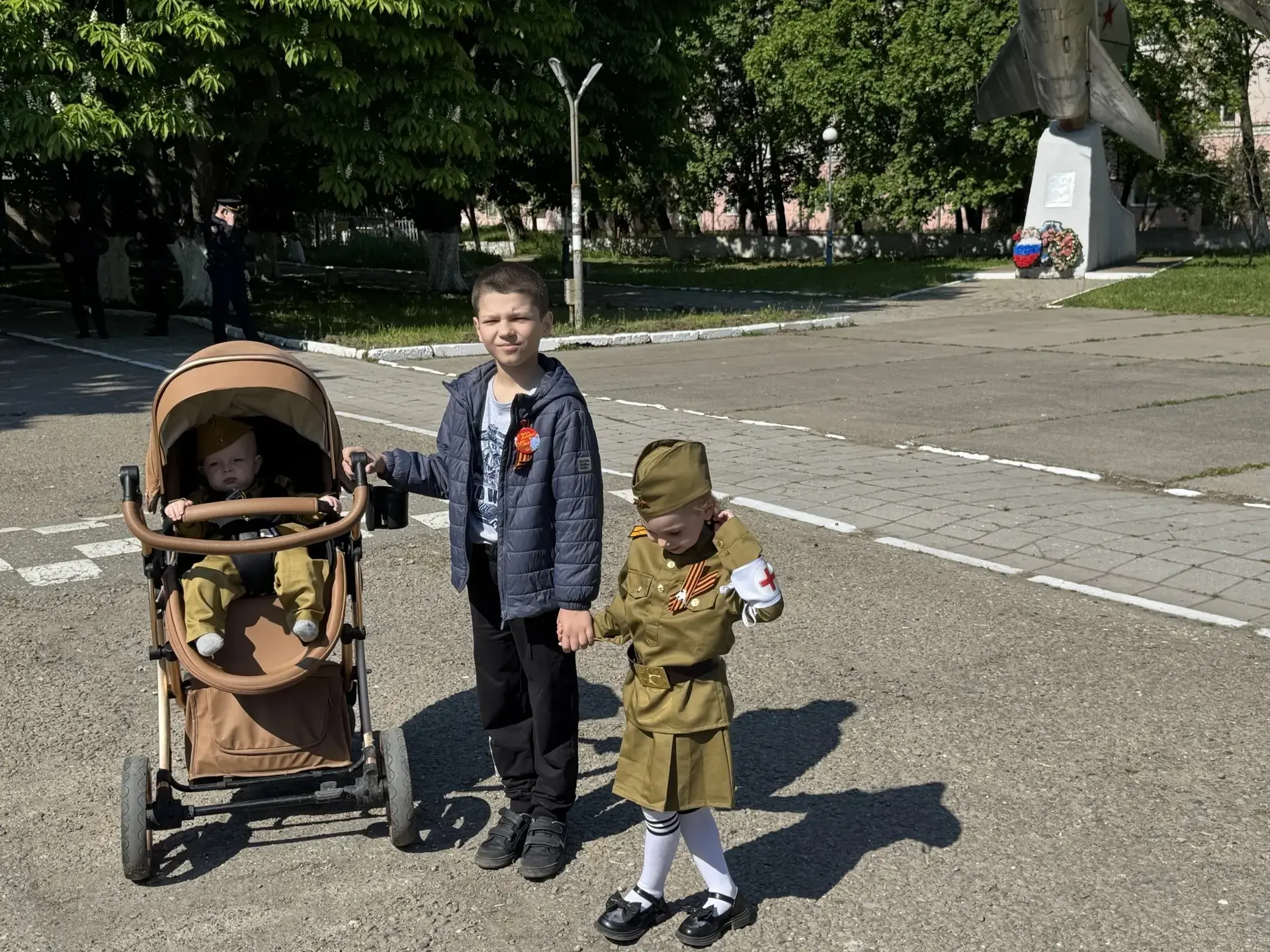 🙏 В Ейске на площади Авиаторов возложили цветы к мемориалам   Здесь собрались военнослужащие Центра 