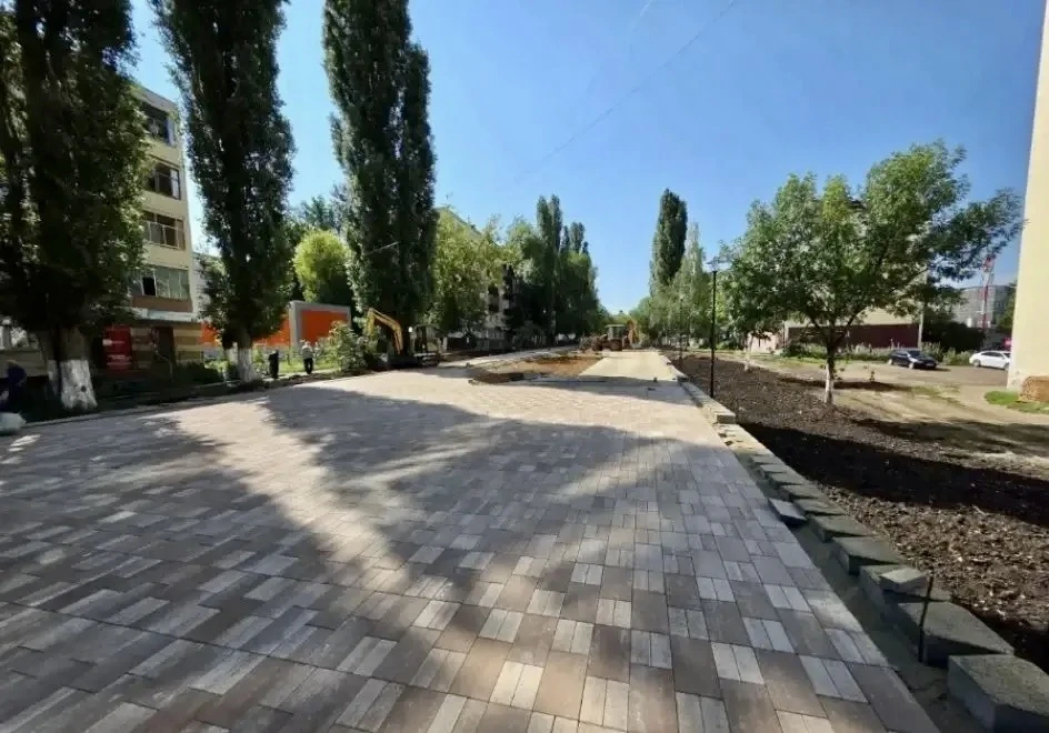 ✅ На бульваре Эрьзи продолжается укладка тротуарной плитки.

Комплексное благоустройство данной обще
