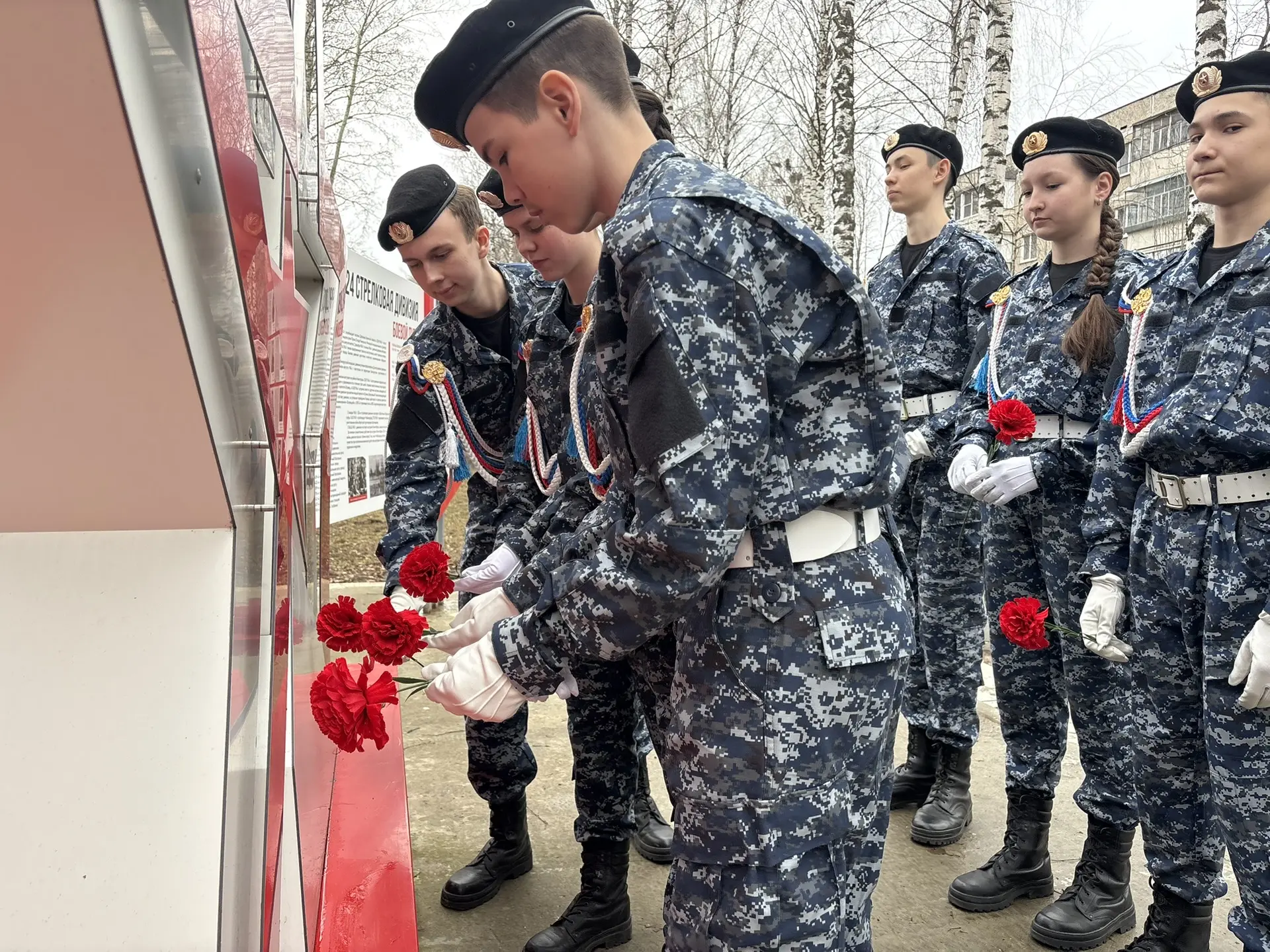 19 апреля - День памяти жертв геноцида.   В знак скорби и уважения участники ВПК «Берет» МАОУ «СОШ №