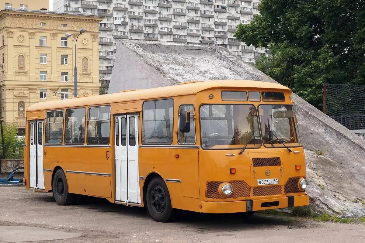 Автобус из СССР, который получил несколько прозвищ: «Лунoxод», «Крокодил» и «Лупатый».