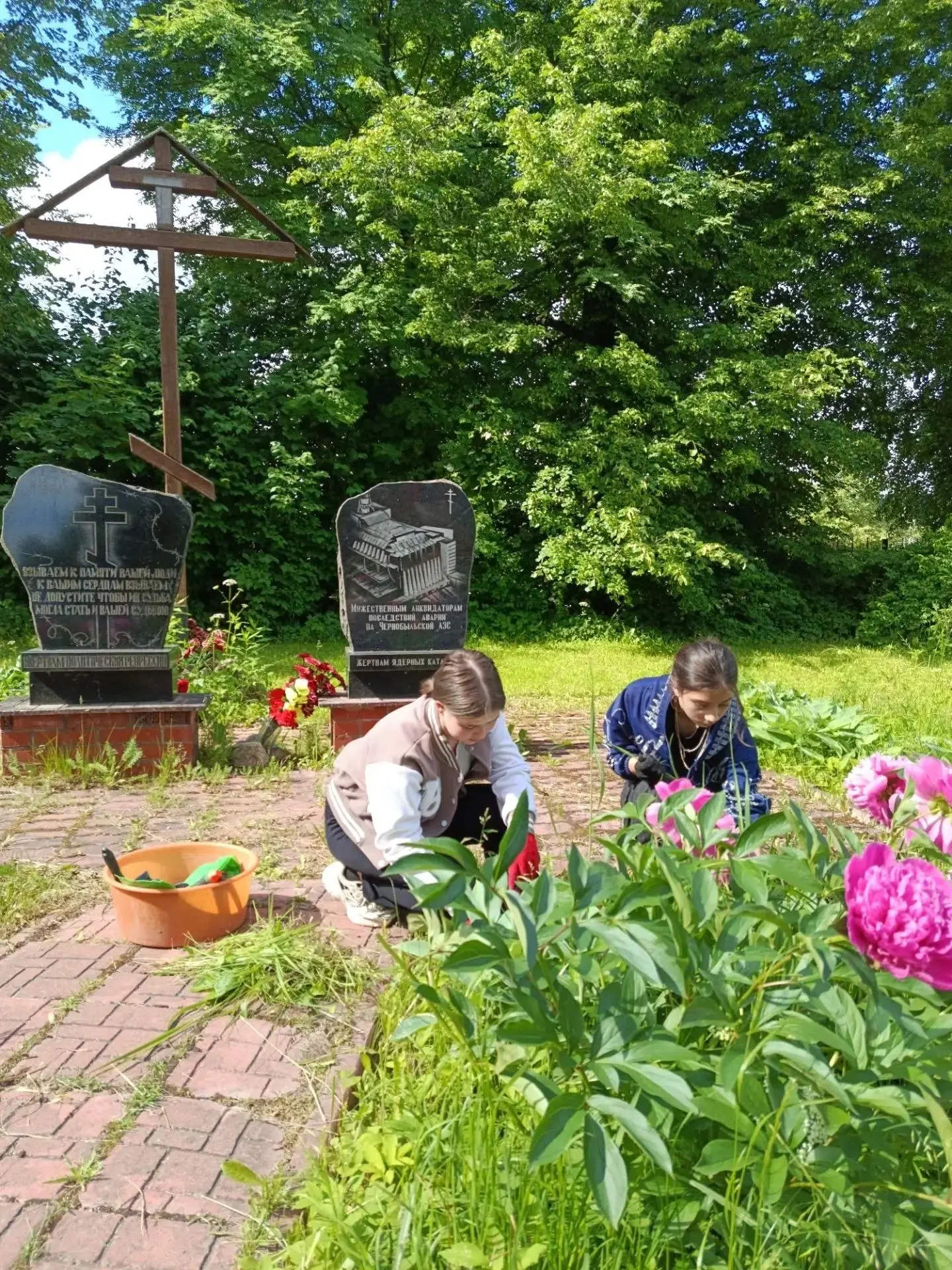 Продолжая дело #Первых
Трудовая бригада МАУ «Дом молодёжи» продолжили дело первых: они привели в пор