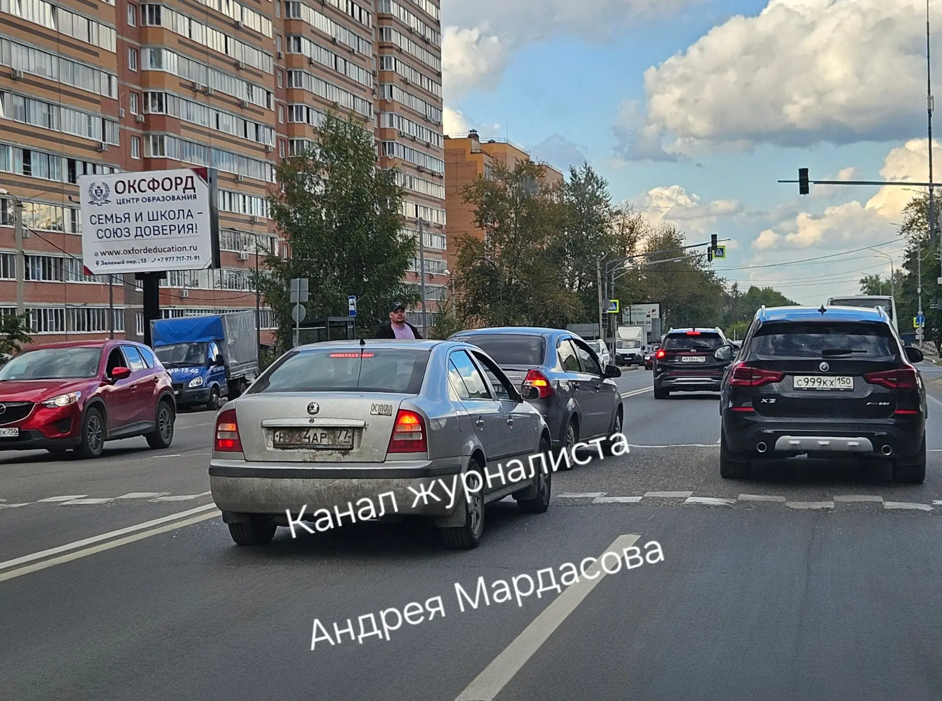 Довольно странное ДТП на Северном на проспекте. Со стороны один на лежачем догнал друго...