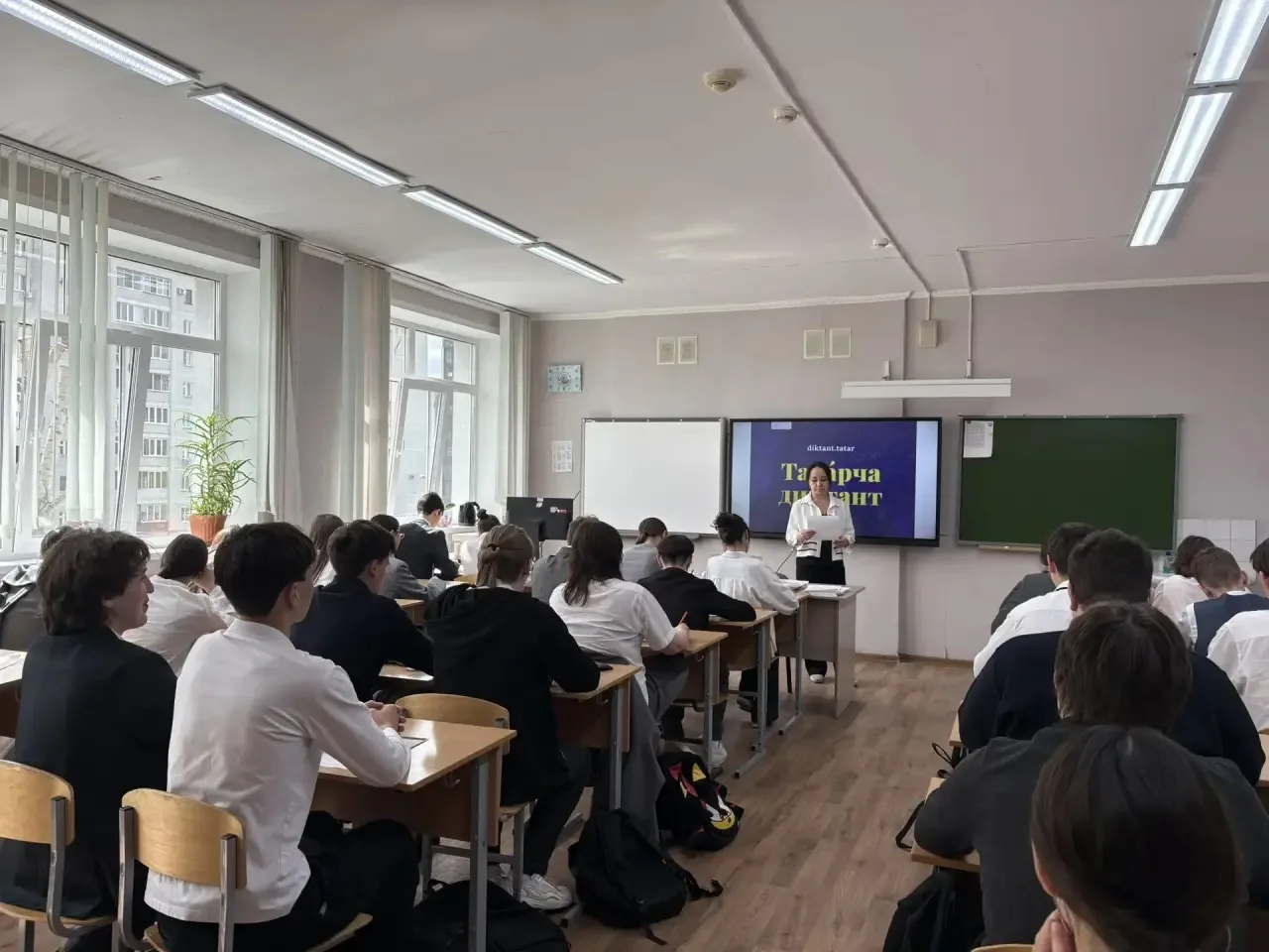 ✍🏻25 апрель көнне безнең гимназиябездә, дөньяның күп кенә мәйданчыкларындагы кебек үк, «Татарча дикт