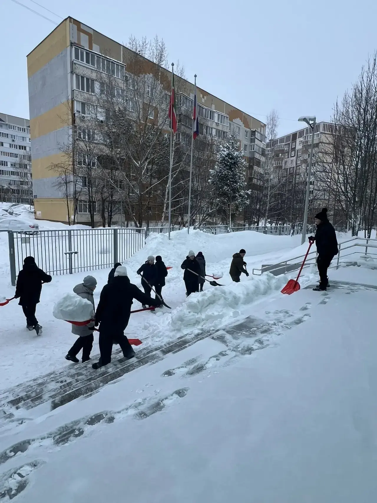 Уважаемые мамы и папы! 🧣 Наши дети очень любят зиму, но сейчас школьный двор превратился в настоящие