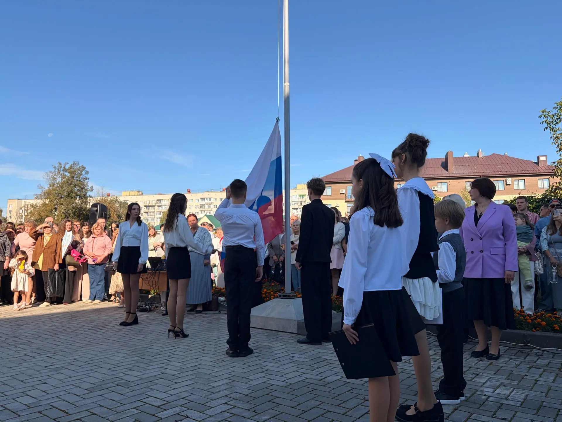 Вечерней пройдём Костромой,