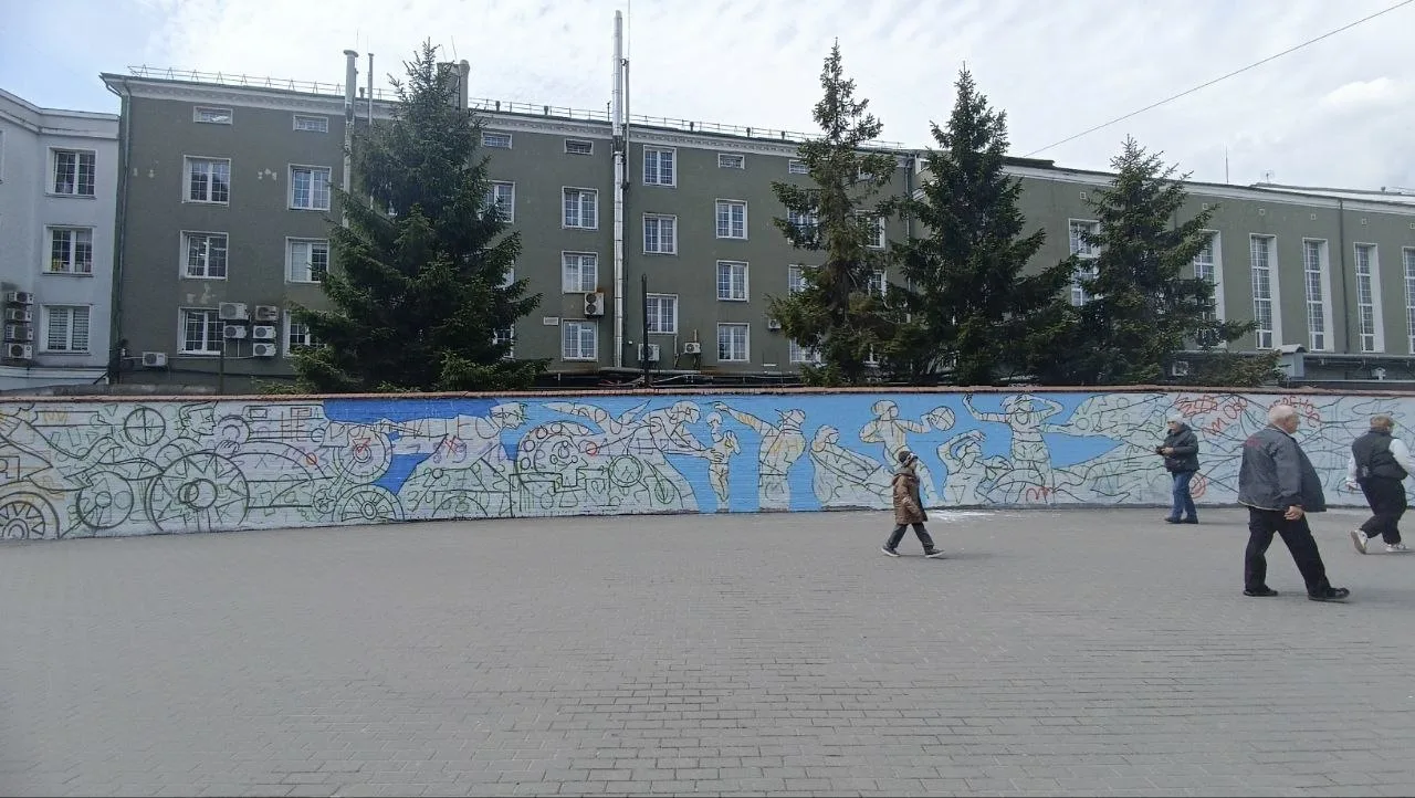 🎨🚂 На заборе у Северного вокзала появится новое граффити к 80-летию области.  Эскиз мы уже показывал