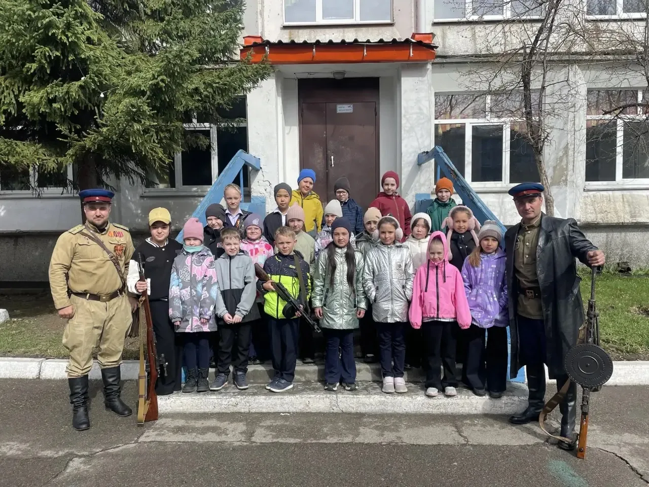 Музей под открытым небом!  Сегодня в нашей школе прошло по-настоящему грандиозное событие — выставка