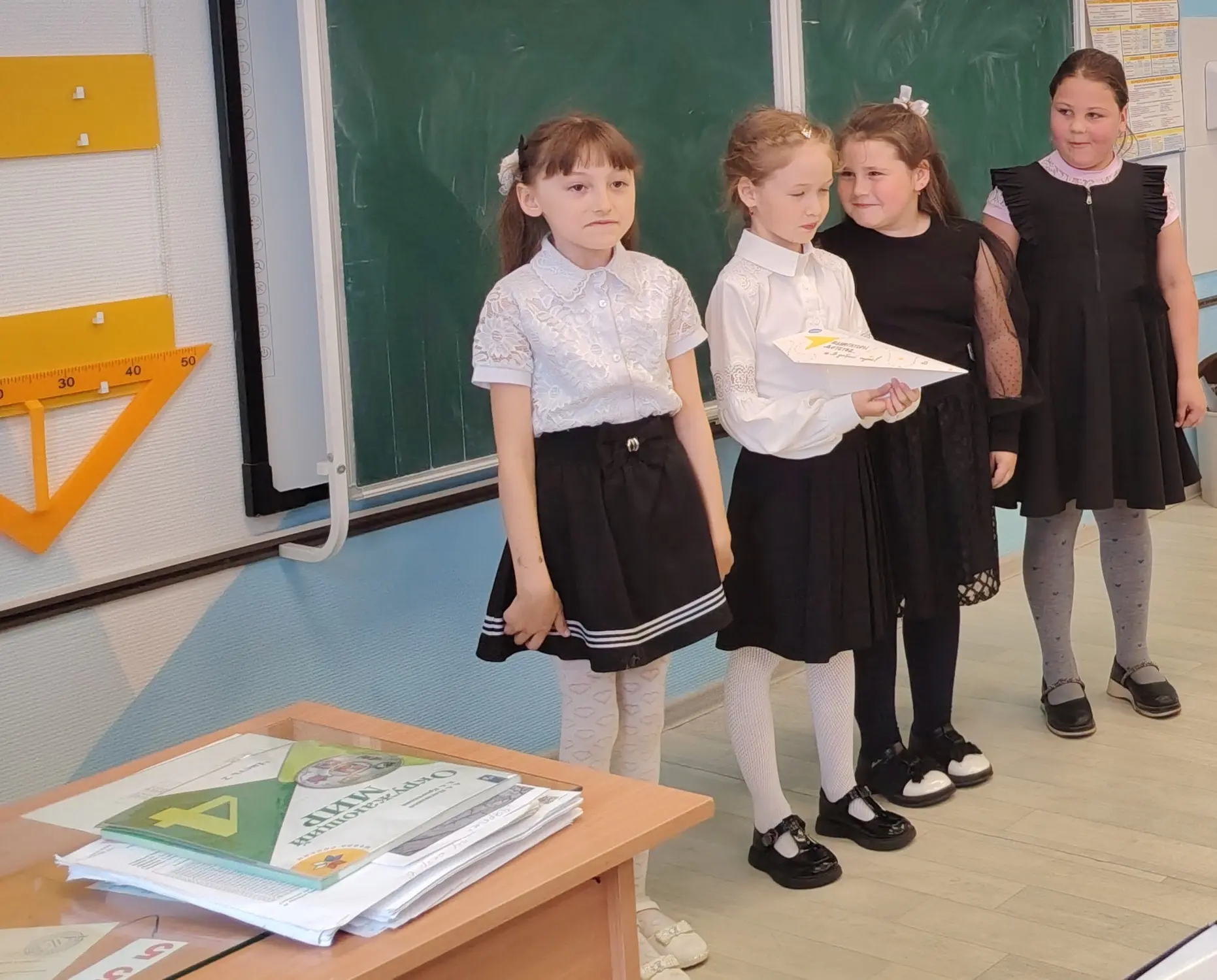 ✈️ Теплые пожелания на старте нового этапа!  Сегодня в школе царила по-настоящему трогательная атмос