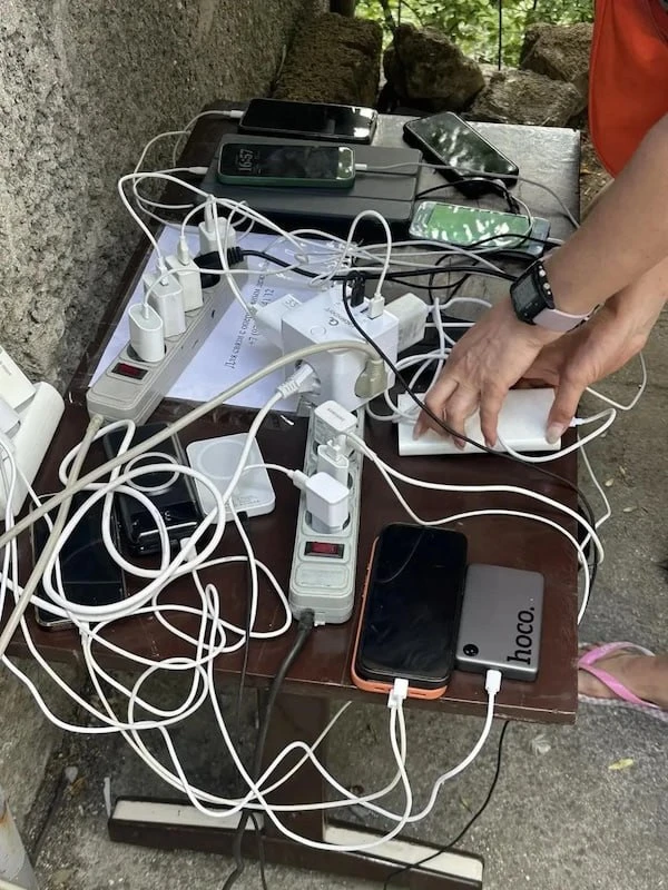 ❗️💡В Киевском районе Донецка работают пункты зарядки гаджетов