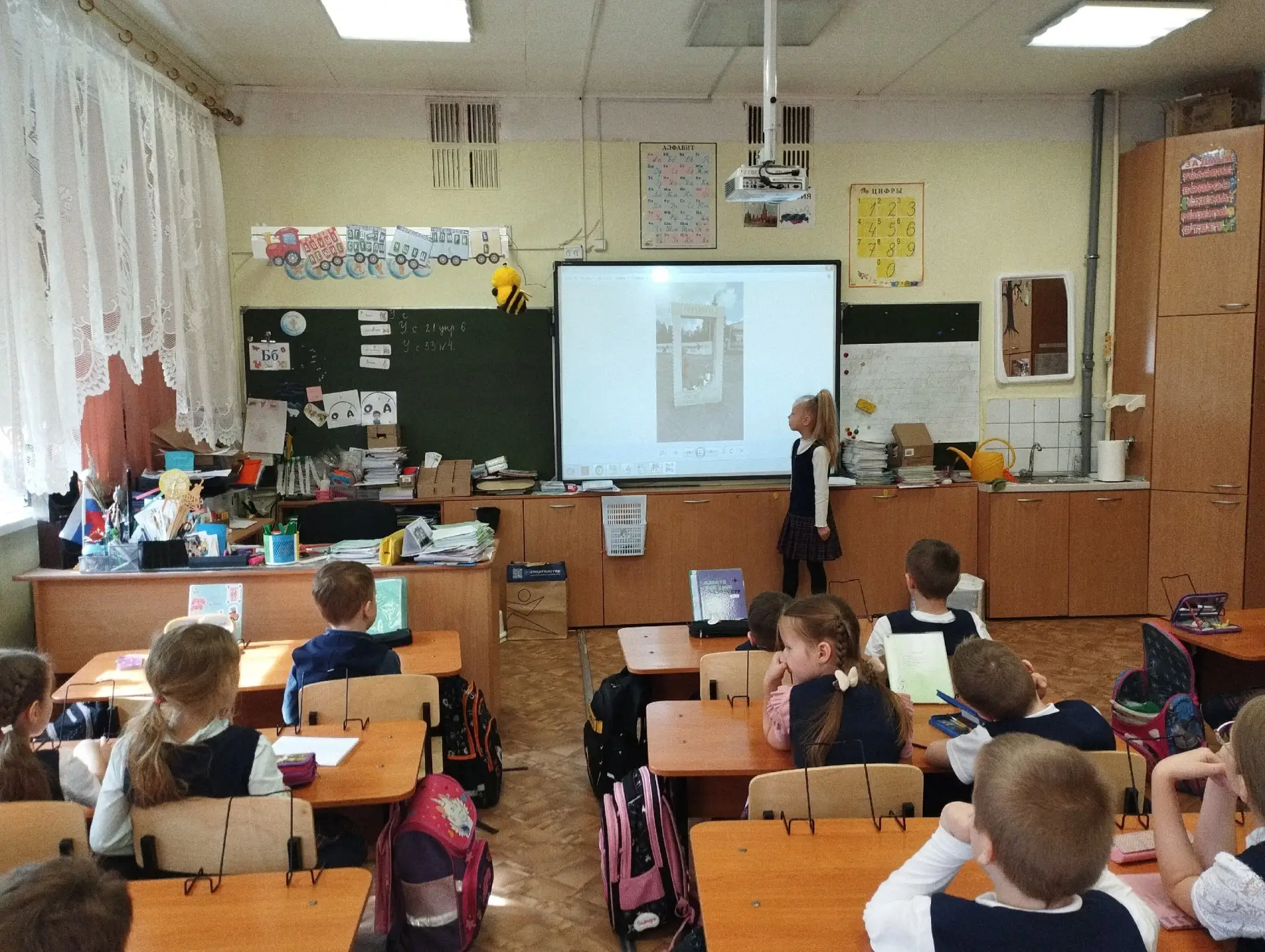 В 1 «Г» классе прошло тематическое занятие, посвященное знаменательной дате — 80-летию ...