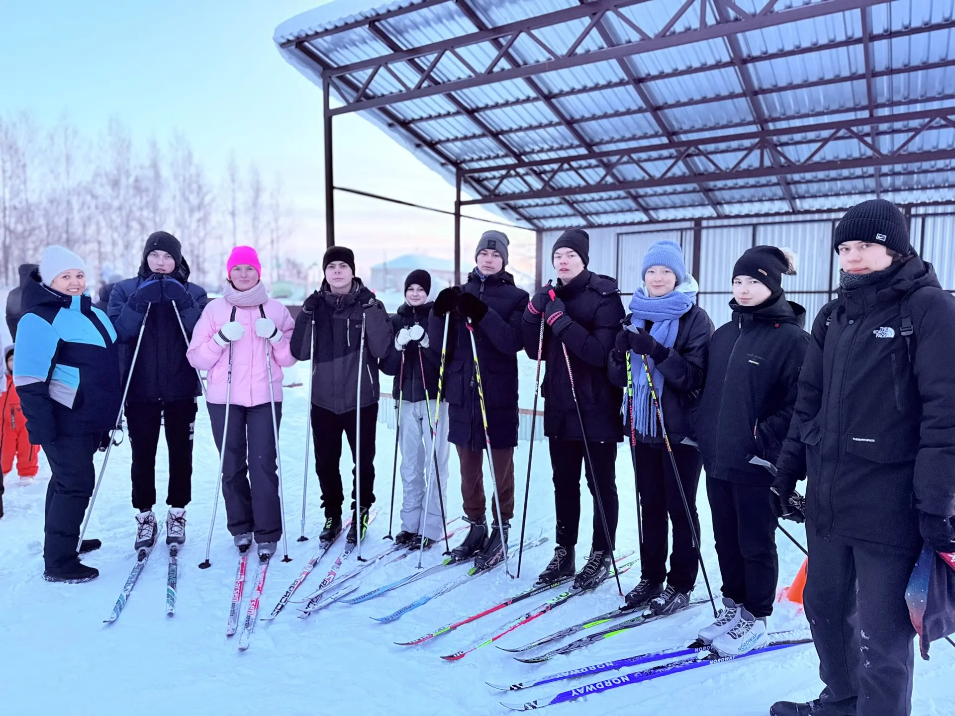 Волшебная лыжня Дубровской школы: гонка в свете фонариков! ✨❄️
