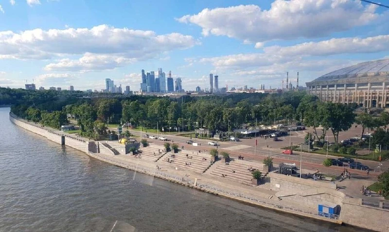 Вот так выглядели Центральная площадь у Лужников и причал всего пять лет назад 👀 А сей...