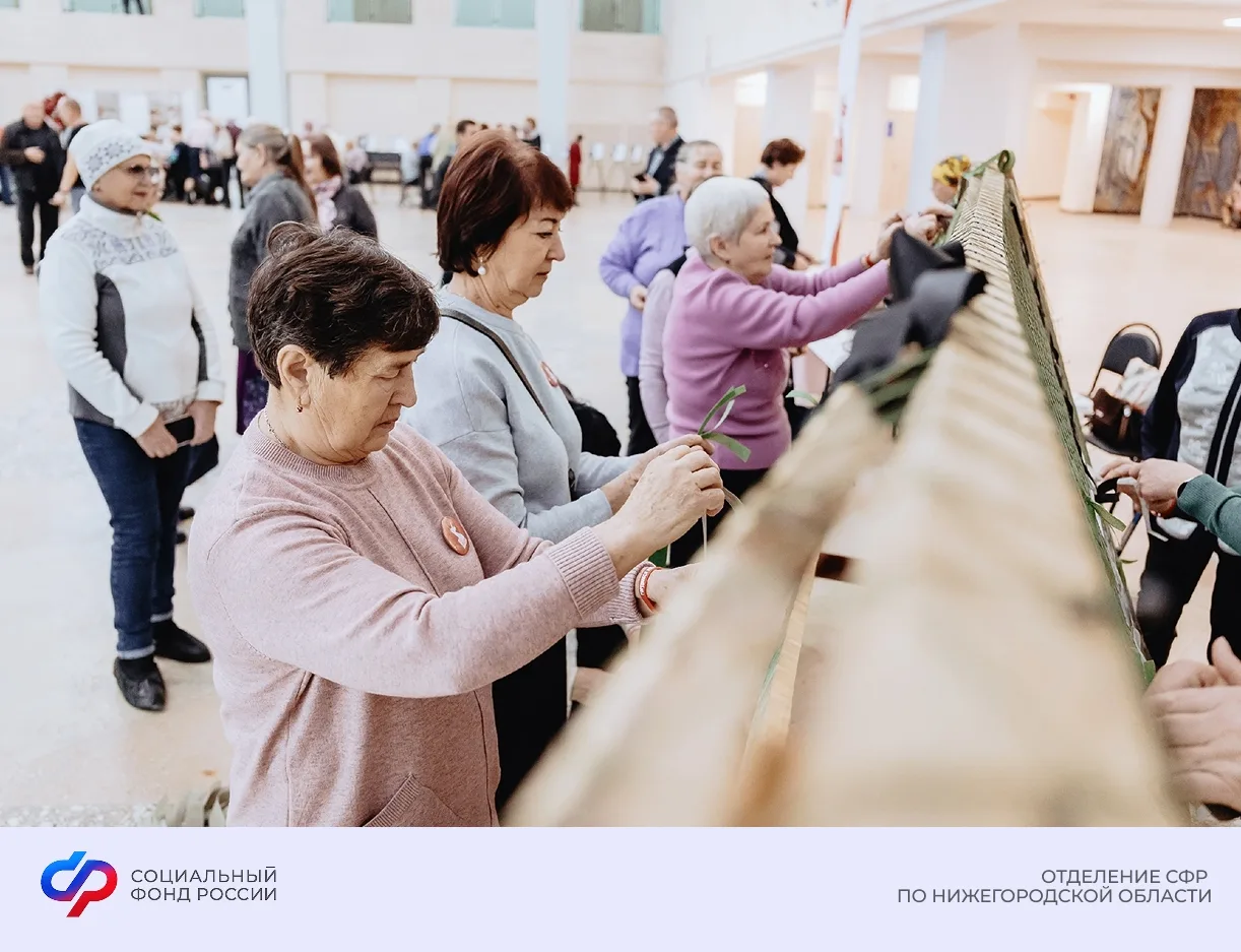 🤲  Мастер-класс по изготовлению маскировочных сетей провели активисты Центра общения старшего поколе