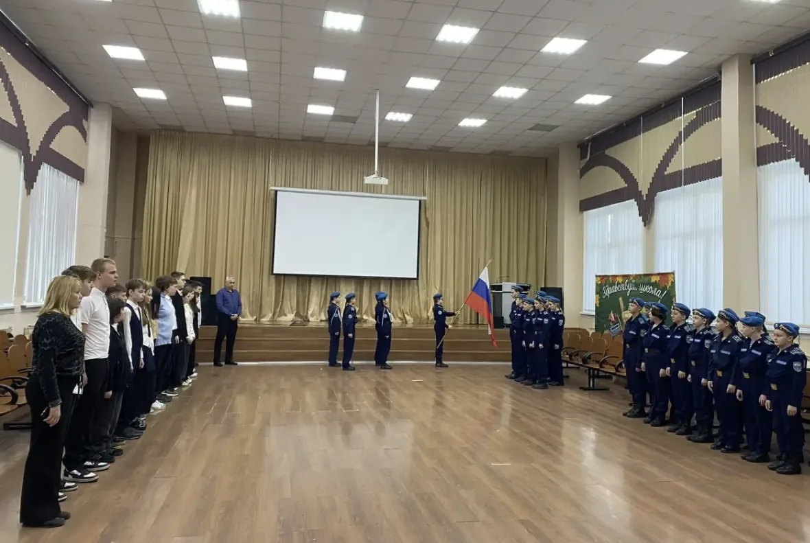 Утро вторника, традиционное поднятие флага кадетами 5 и 7 взводов.