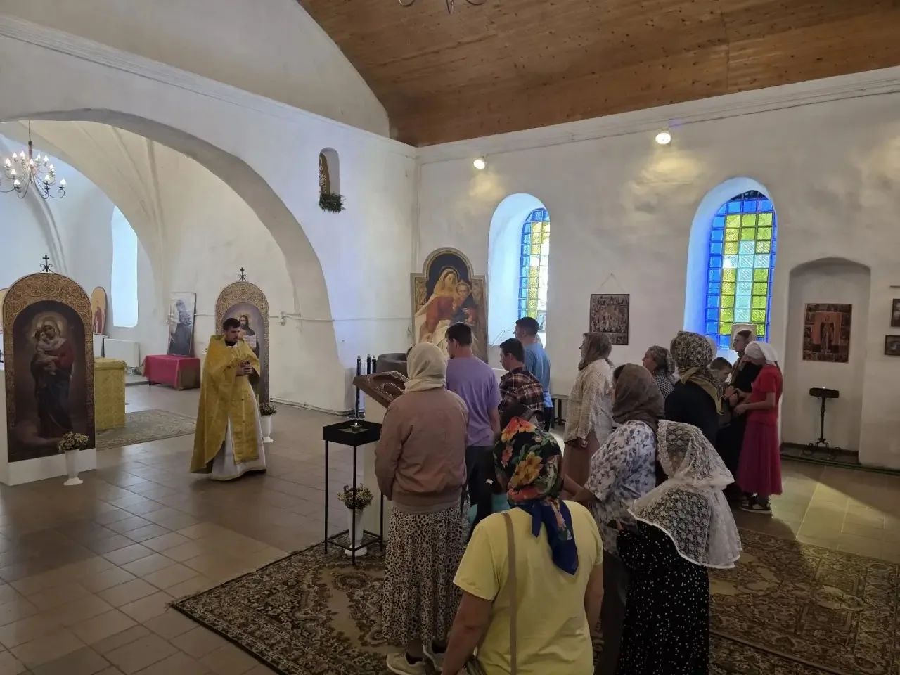 В храме святого Николая поселка Ушаково служили литургию для семей воспитывающих детей ...