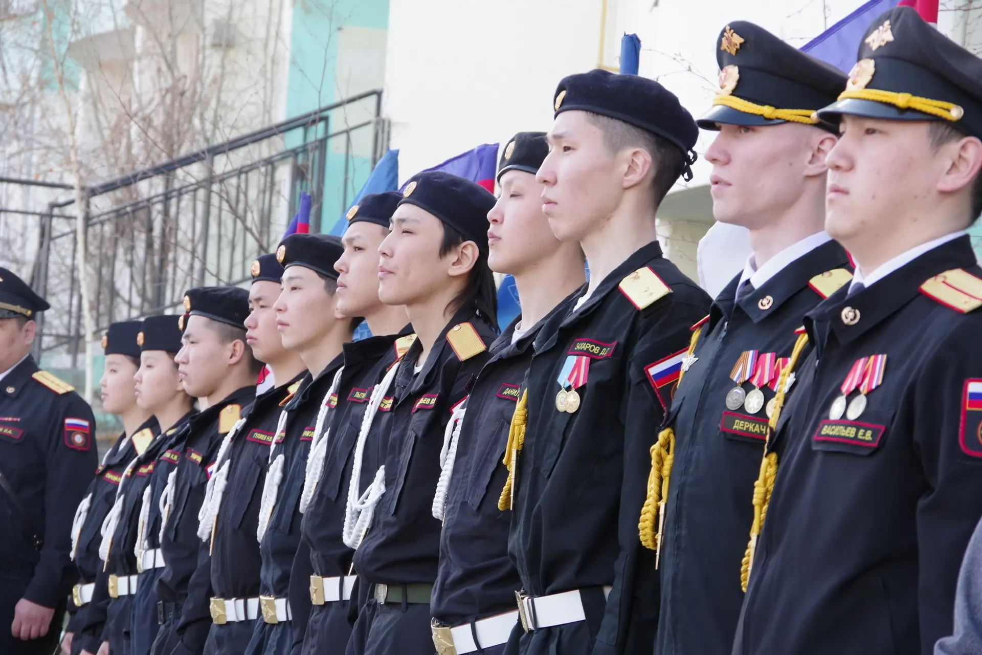 🤩 В Якутске поздравили участника Великой Отечественной войны в рамках акции «Поём двором»  В преддве