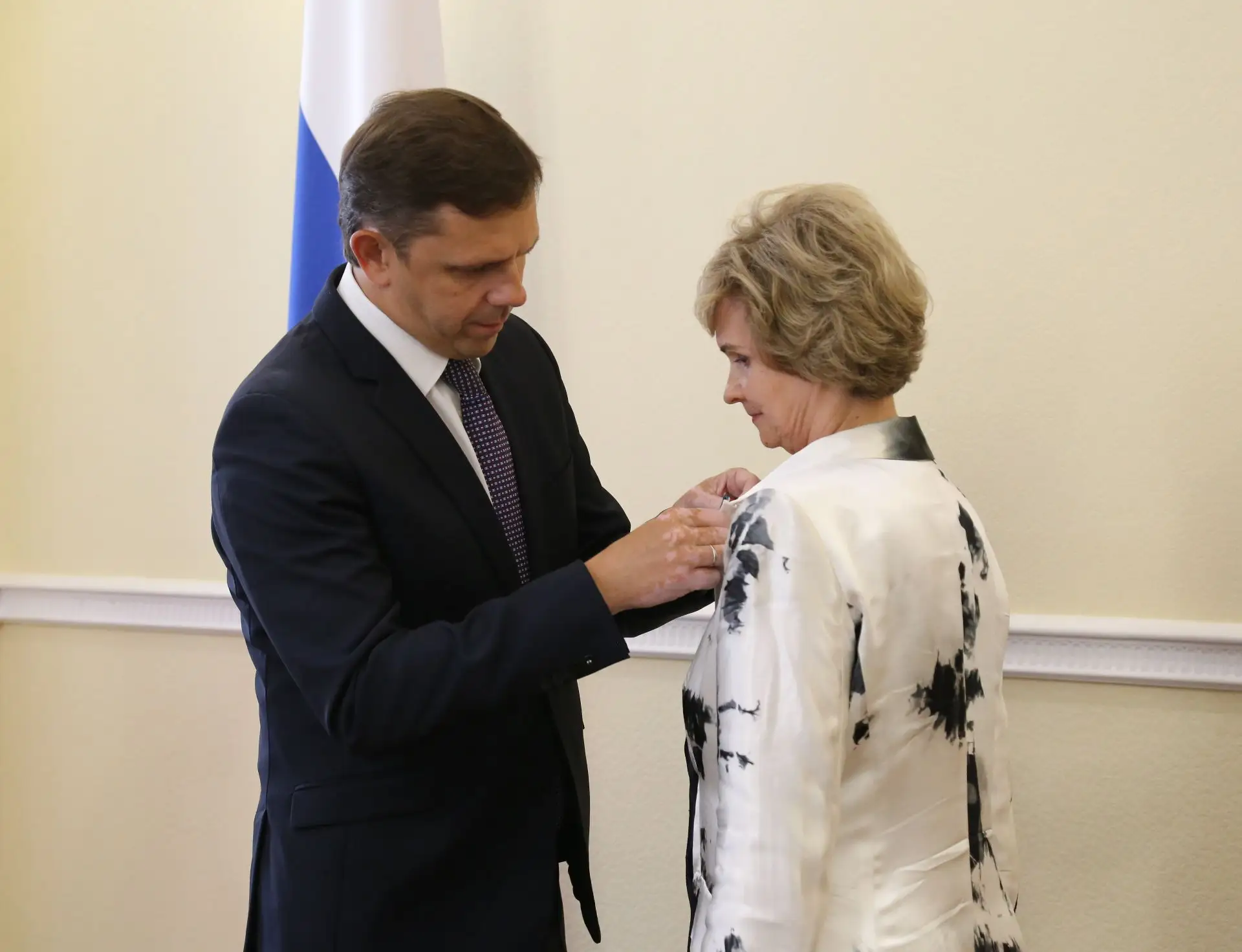Губернатор Орловской области Клычков А. Е. вручил руководителю Департамента государстве...