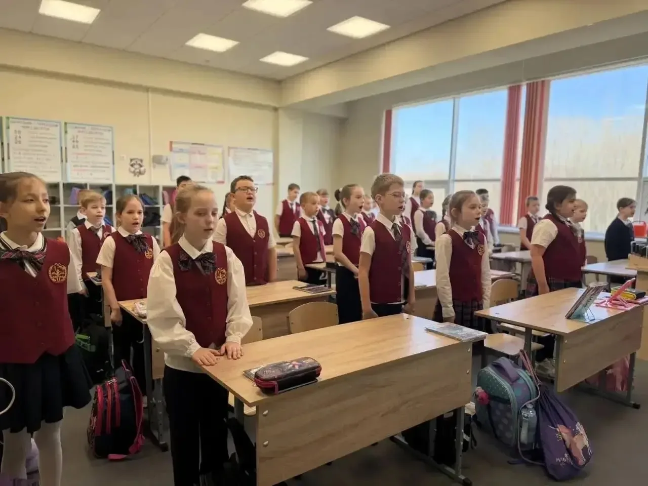 🇷🇺 ТРАДИЦИОННОЕ ПОДНЯТИЕ ФЛАГА И «РАЗГОВОРЫ О ВАЖНОМ»  Каждый понедельник в МБОУ СОШ №11 г. Ессентук