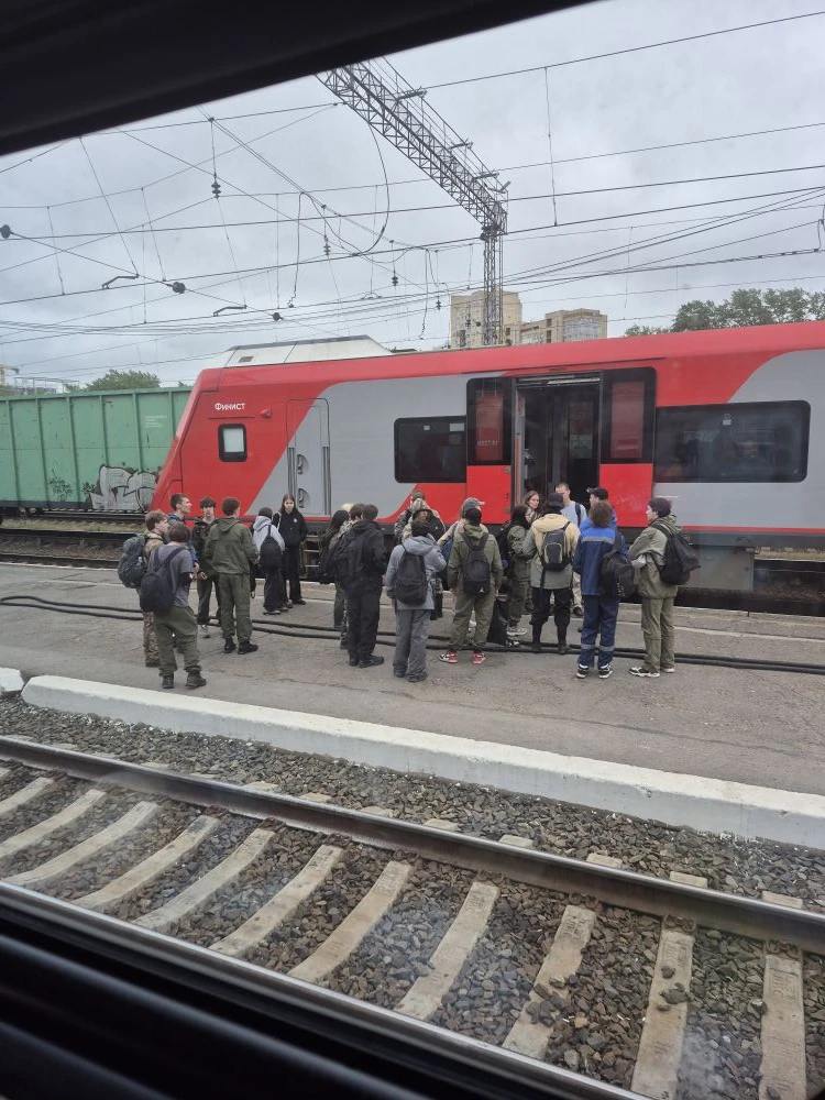 Россия из окна поезда "Владивосток-Москва":

✅️ в Перми дети идут в поход. Так и кажется, что сейчас