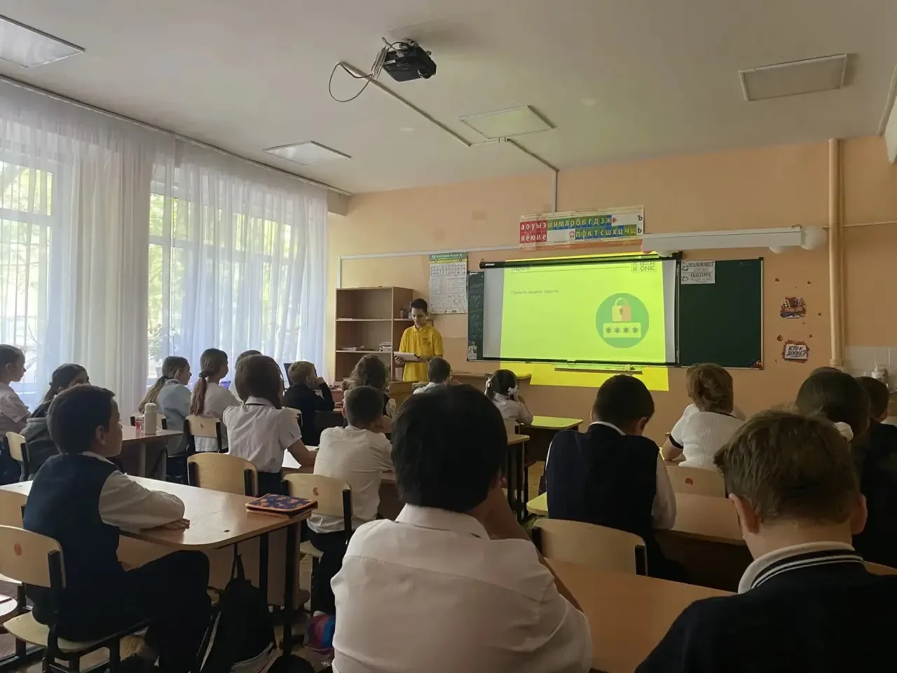 Сегодня в нашей школе прошли увлекательные занятия по кибербезопасности, среди участник...