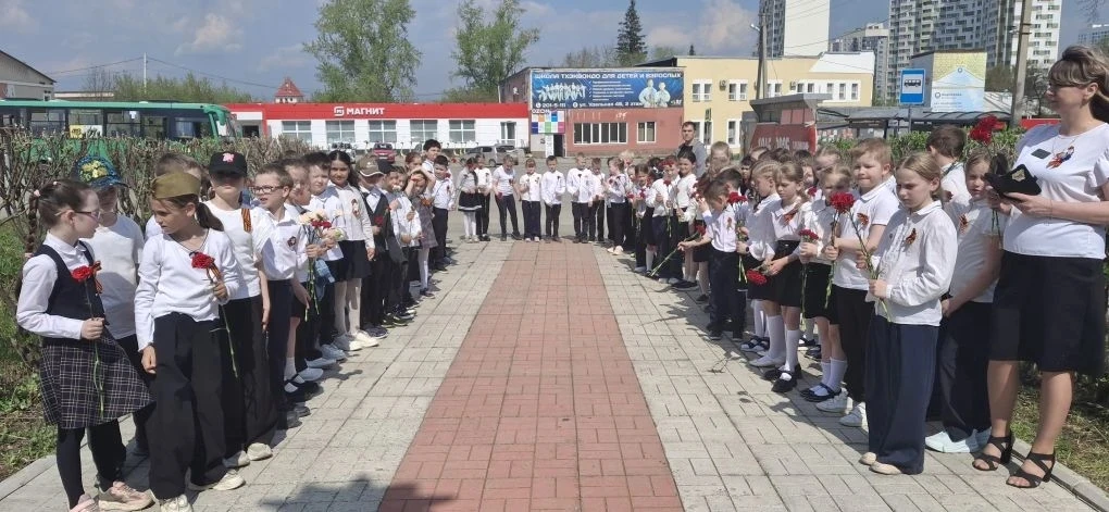 🌹 Сегодня обучающиеся нашей школы (корпус на Феофанова) собрались, чтобы отдать дань памяти и уважен