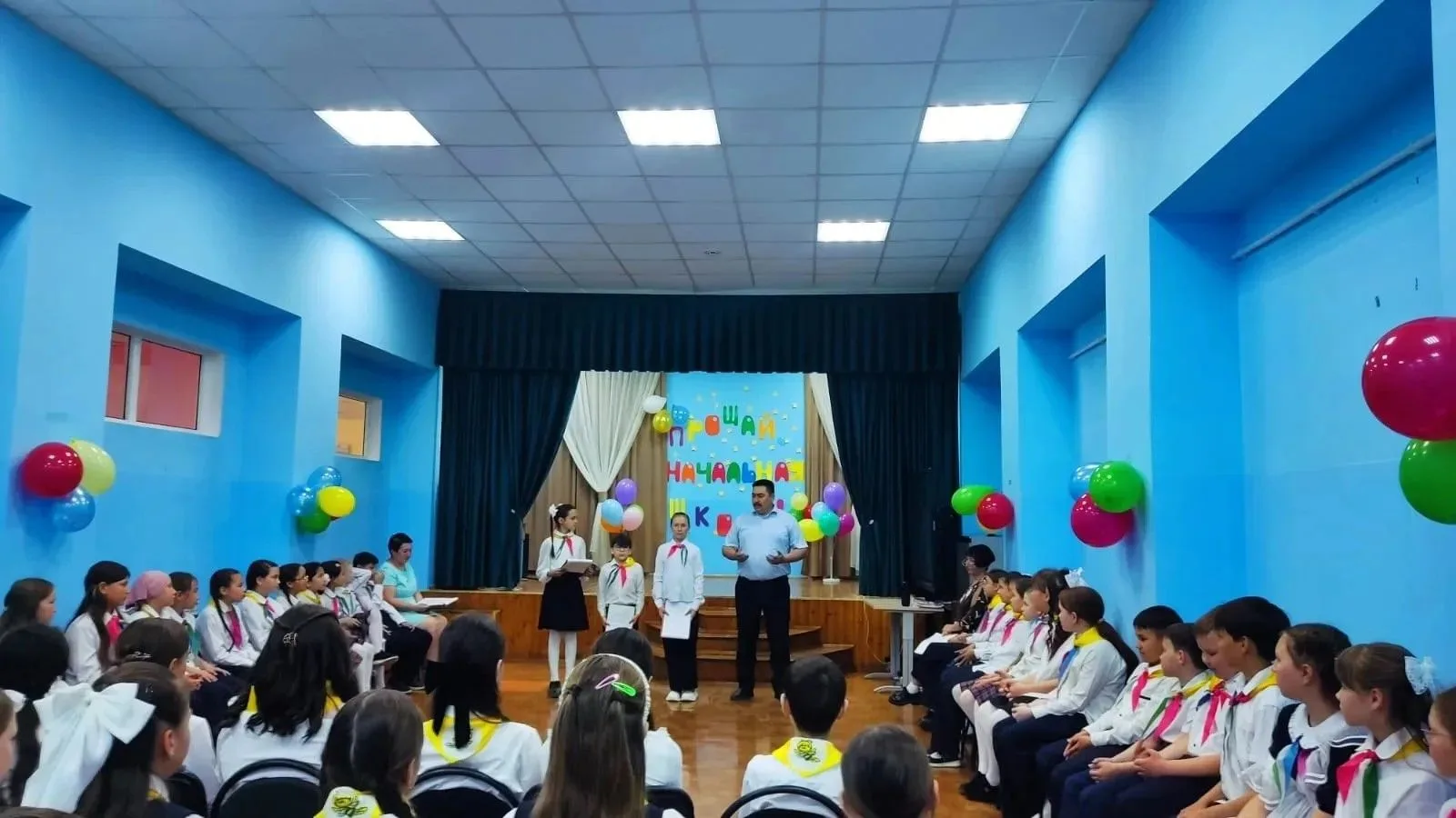 Прощай, начальная школа! 
4 года пролетели как один миг. Кажется, только вчера  собирали первый буке