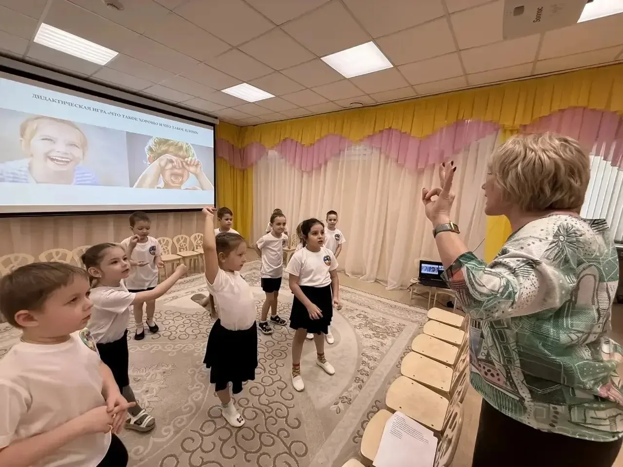 Сегодня в блоке «Азбука здоровья» прошло интегрированное занятие «Утро начинается с зарядки». Ребята