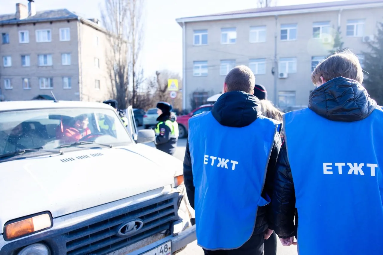 Безопасность!    В рамках акции по повышению  безопасности дорожного движения волонтёры  ЕТЖТ - фили