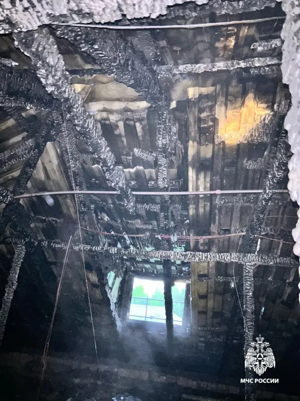 ⛑️🔥 В Рыбинске произошел пожар в многоквартирном доме: спасли 35 человек, в их числе дети  🏠 Возгора