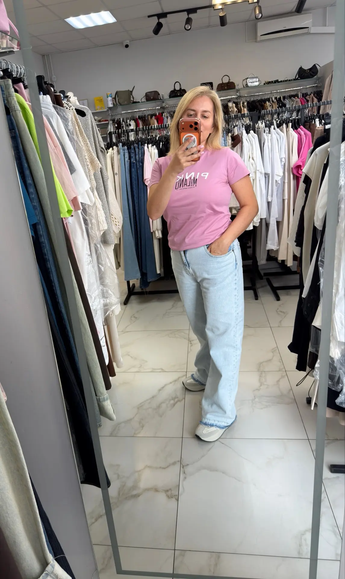 На Татьяне джинсы Pinko, последние в размере 29(46/48 ) 
29800-40%=17 880 
Футболка последняя Xs 
11
